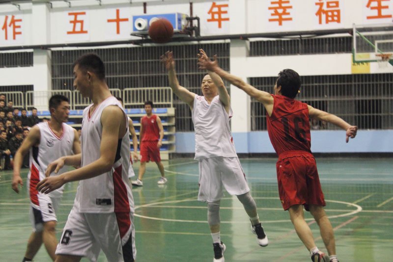 皖西学院体育学院代表队与南京军区代表队举行篮球友谊赛