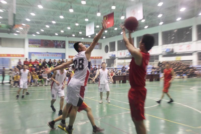 皖西学院体育学院代表队与南京军区代表队举行篮球友谊赛