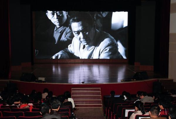 长沙师范学校组织师生党员观看电影《周恩来的四个昼夜》