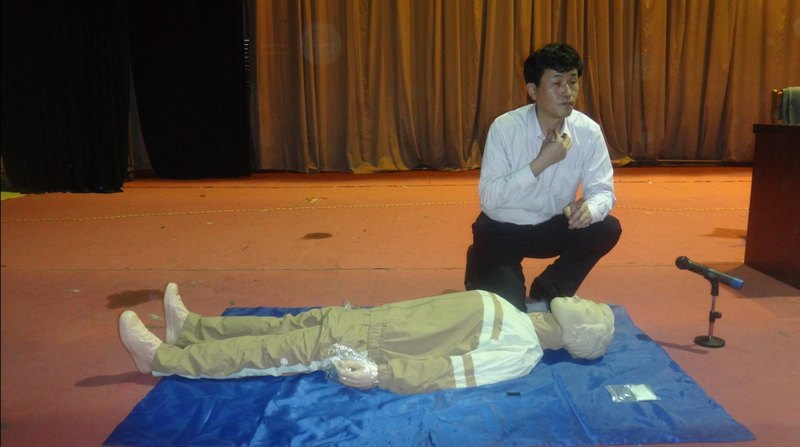 体育学系“同心协力,拯溺救难”安全游泳、救生知识讲座圆满结束