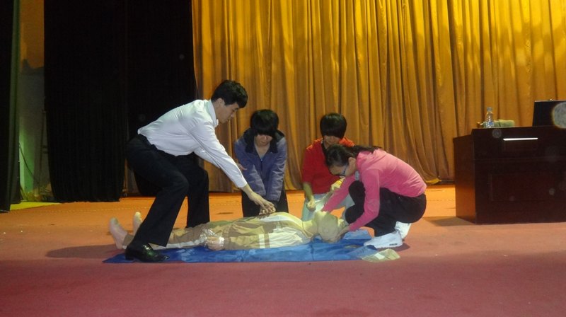 体育学系“同心协力,拯溺救难”安全游泳、救生知识讲座圆满结束