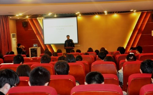 大学生园区邀请临港高校派出所所长讲授安全防范知识