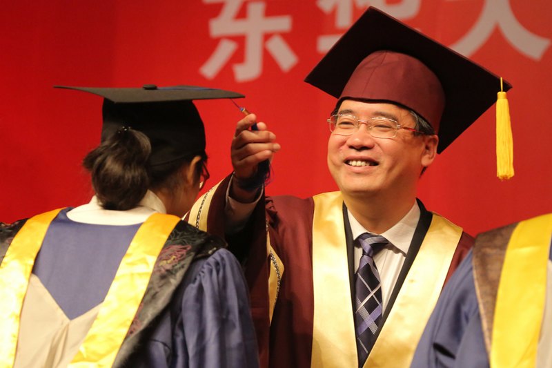 东华大学隆重举行2014届研究生毕业典礼暨学位授予仪式 147名博士1023名硕士挥别母校(图)