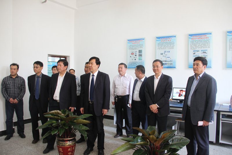 先进装备制造技术研发中心在许昌学院揭牌成立