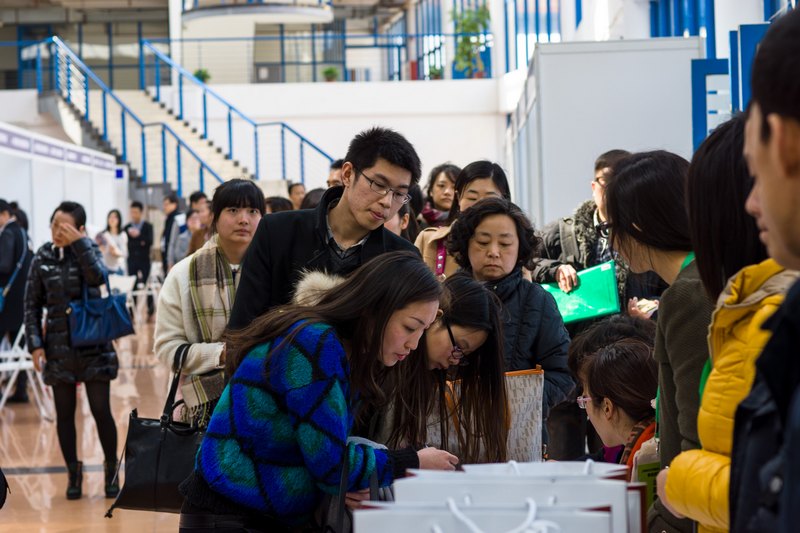 纺织服装类企业联合招聘会在校举行