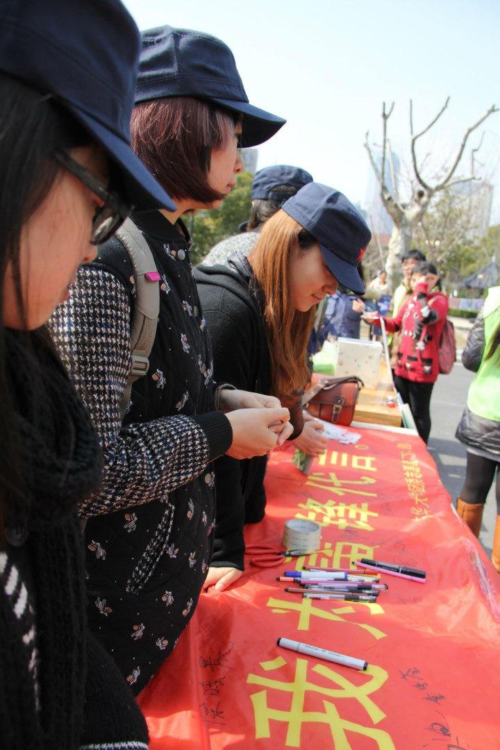 志愿接力 感恩奉献 公益传承 东华学子积极开展主题活动践行雷锋精神