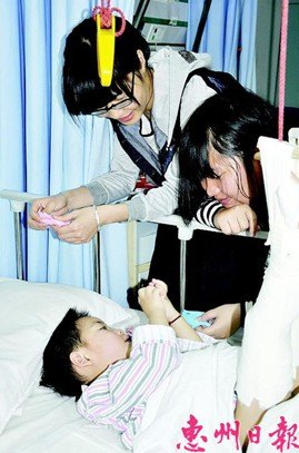 【惠州日报】大学生志愿者进病房陪患儿
