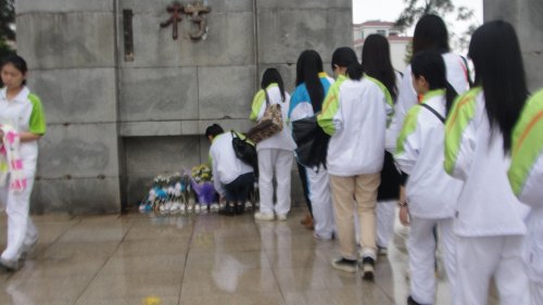 外国语学院举行学生党员清明节烈士陵园扫墓活动