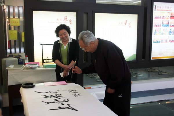 河南省第十届政协副主席郭国三一行莅临郑州职业技术学院指导工作