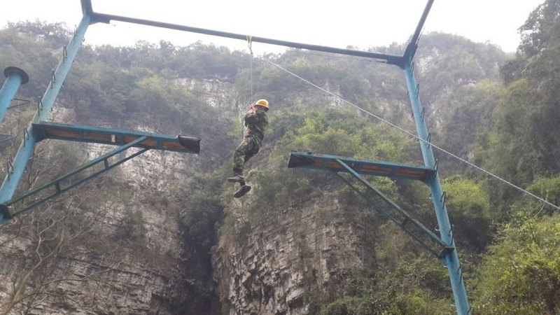 开展素质拓展训练 提升团队凝聚力