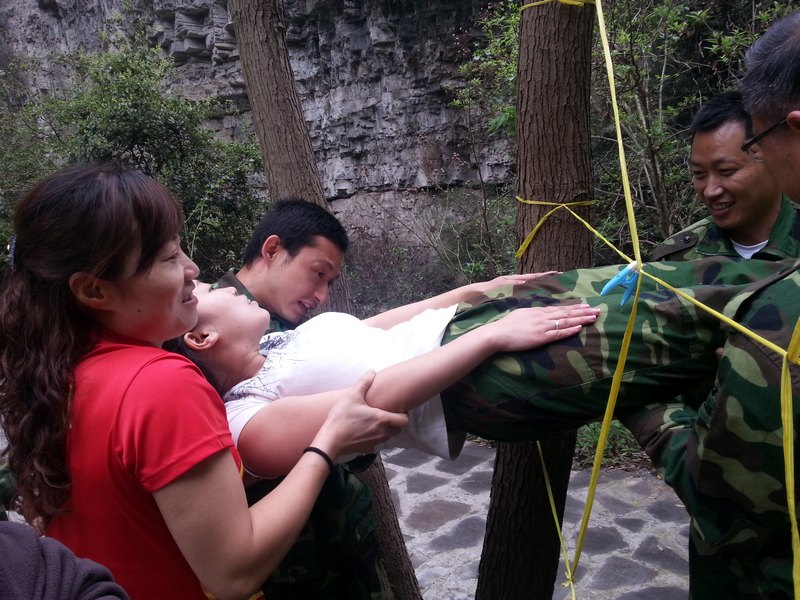 开展素质拓展训练 提升团队凝聚力