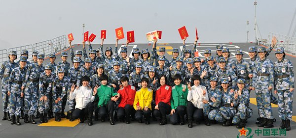 中央美术学院学子刘洪利圆梦辽宁舰