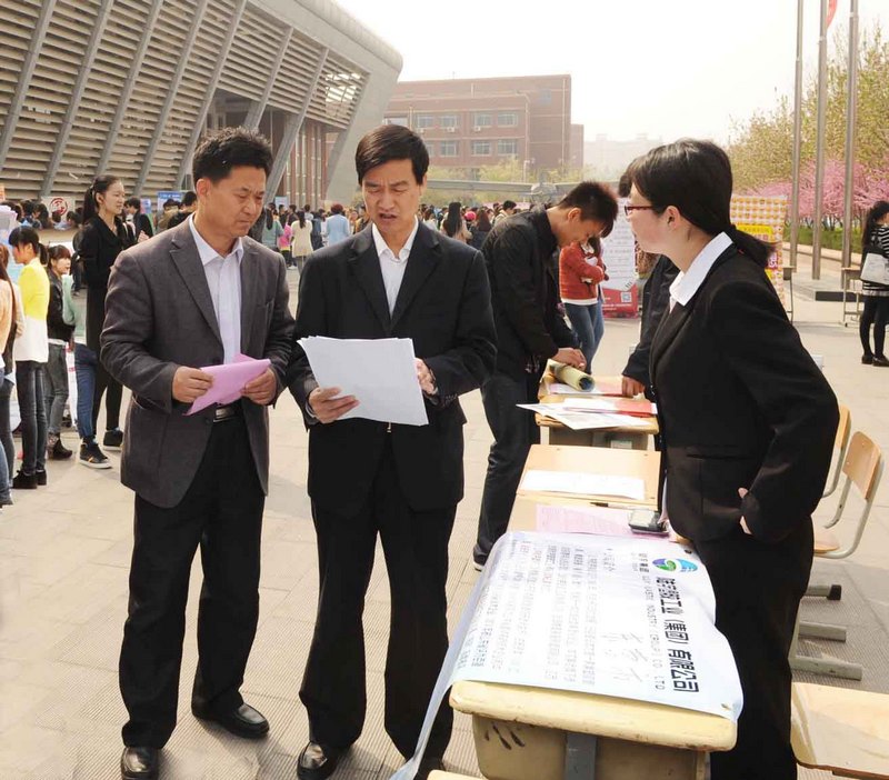 滨州学院2014届毕业生春季推介会暨市青联委员“送岗进校”大学生专场招聘会举行