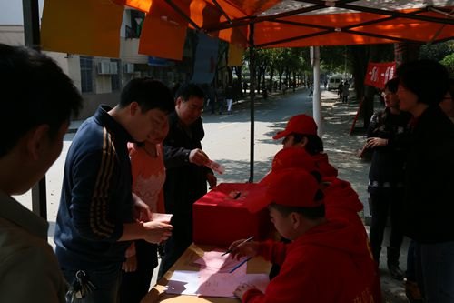 书记院长带头解囊 商贸学院为重病学子募捐近9万元