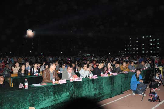 体育学院举办第十届“校园歌手大赛”