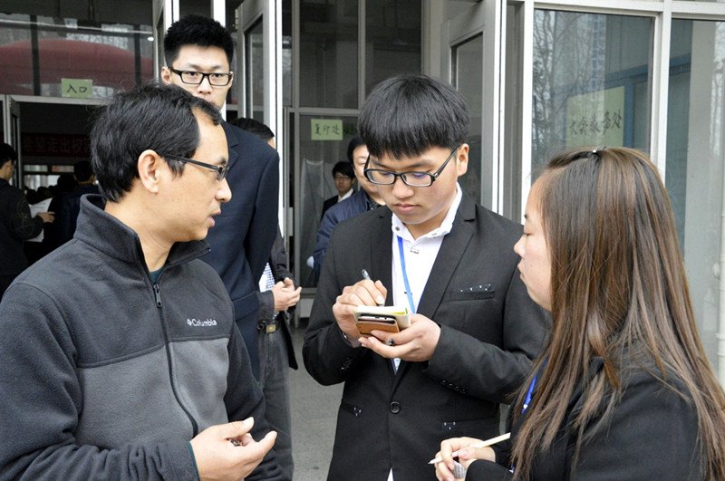 学院领导赴2014届毕业生招聘会 助力就业