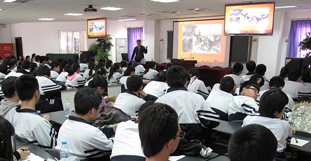 讲授红色经典:油画系党支部开展“红色1+1”活动