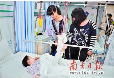 【南方日报】穿梭在医院里的惠州学院志愿者