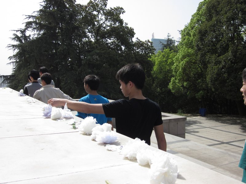 缅怀革命先烈 弘扬民族精神