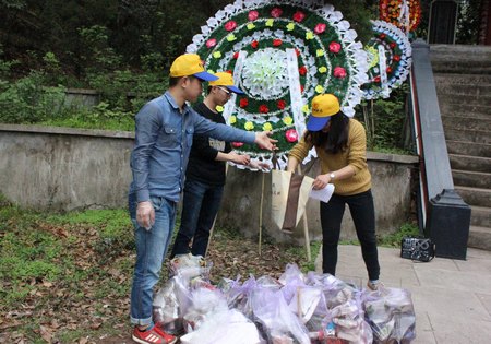 校青年志愿者祭扫烈士陵园