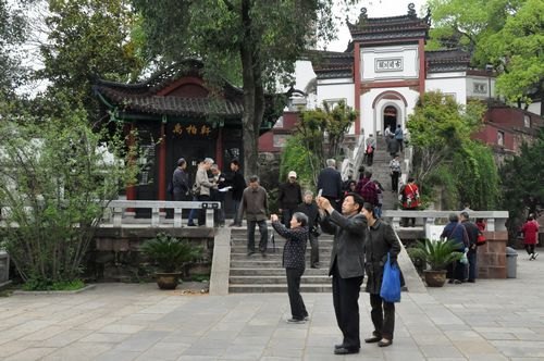 学校900名老同志春游踏青晴川阁