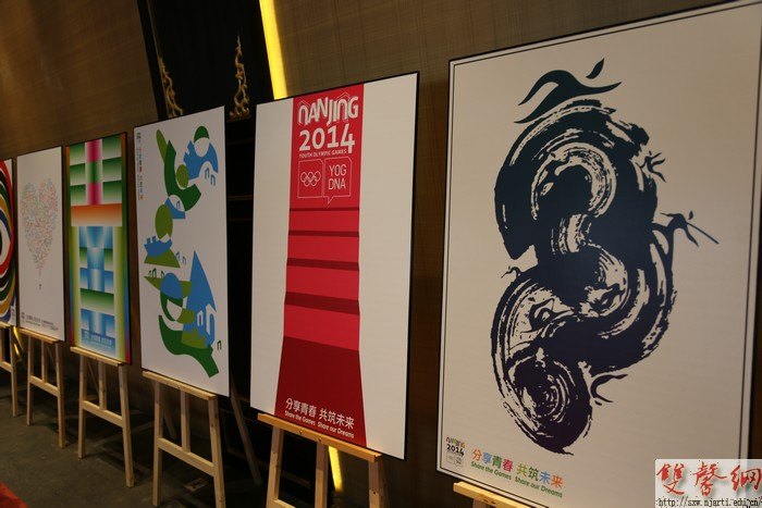 设计学院组织承办青奥海报设计大赛大获成功,故宫大殿放异彩